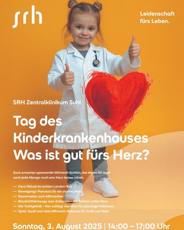 Ein Kind in einem weißen Arztkittel zeigt Daumen hoch vor einem großen roten Herz. Der Hintergrund enthält Informationen über den Tag des Kinderkrankenhauses mit Aktivitäten und einem Datum.