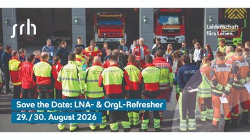 Gruppentreffen von Rettungskräften in Uniform, die Informationen zu einem bevorstehenden Refresher-Kurs am 29./30. August 2026 besprechen.