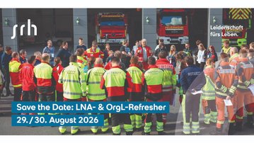 Gruppentreffen von Rettungskräften in Uniform, die Informationen zu einem bevorstehenden Refresher-Kurs am 29./30. August 2026 besprechen.